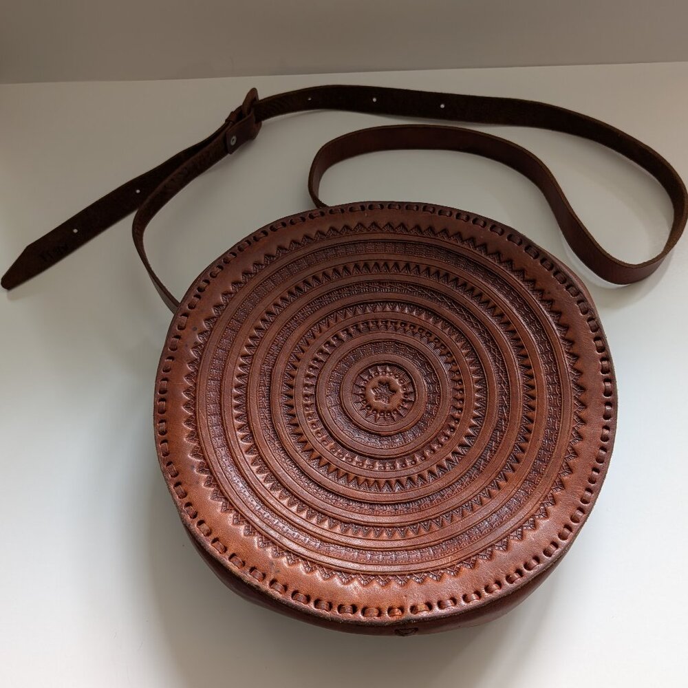 Ex cond. beautiful vintage crossbody circular leather bag from Chiapas, Mexico